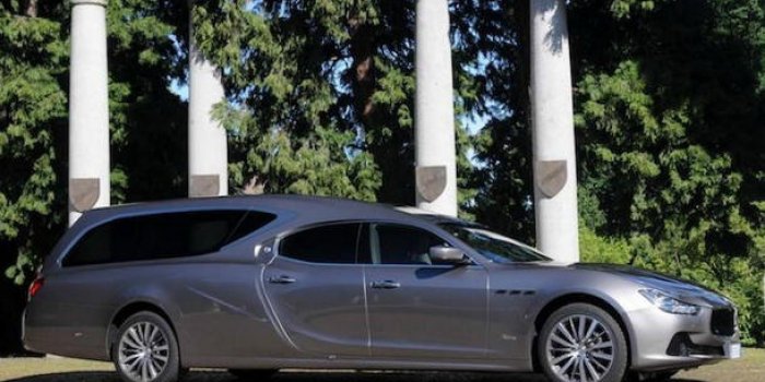 En images : une Maserati transform&eacute;e en&hellip; corbillard ! 