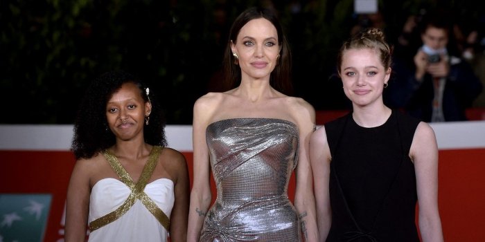 Angelina Jolie : d&eacute;couvrez toutes ses apparitions canons aux bras de ses enfants