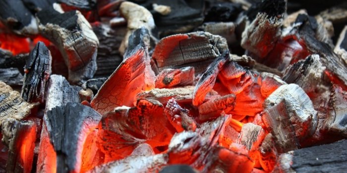 Barbecue : 9 astuces pour r&eacute;utiliser vos cendres 