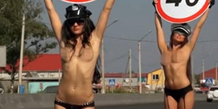 EN IMAGES Des femmes seins nus sur la route pour inciter les conducteurs &agrave; ralentir !