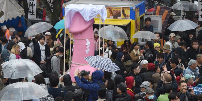 EN IMAGES Le surprenant festival du zizi g&eacute;ant au Japon 