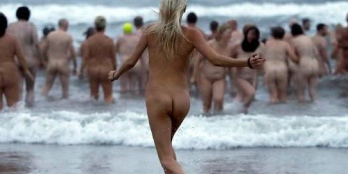 Insolite : ils se baignent tout nus dans la mer du Nord pour la bonne cause !