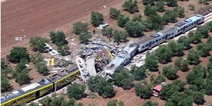 EN IMAGES L&rsquo;impressionnante collision entre deux trains en Italie