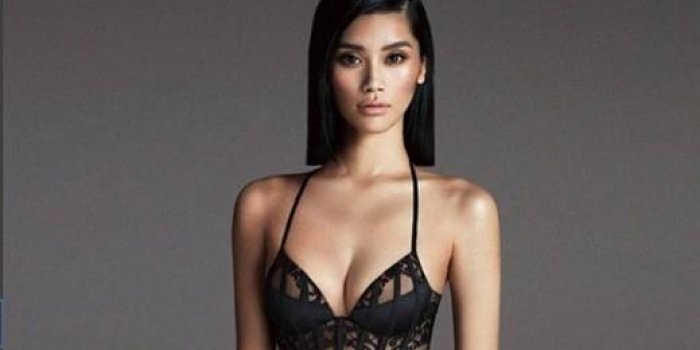 Ming Xi : le mannequin de Victoria's Secret qui s'est fait remarquer en tombant sur le podium 