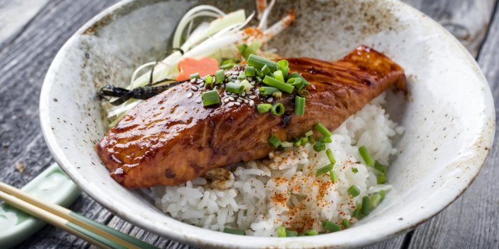Saumon teriyaki et riz, cake salé aux légumes et amandes, soufflé léger au chou-fleur… Votre menu healthy de la semaine du 16 au 20 mai par 750green