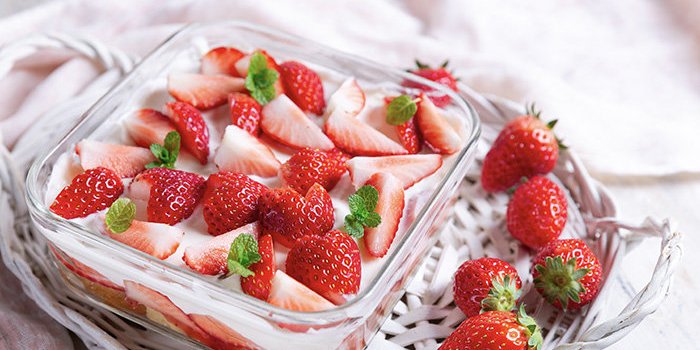 Cyril Lignac dévoile les secrets de son tiramisu aux fraises, léger et aérien, c’est le dessert le plus alléchant du printemps