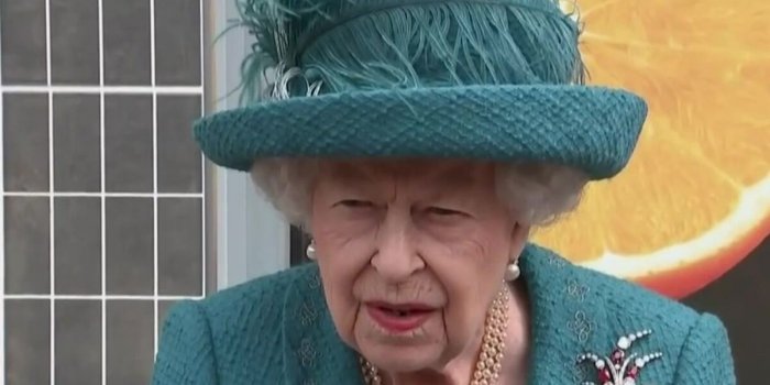 Elizabeth II : ce signal qu'elle fait pour autoriser les gens à parler en sa présence (ZapTV)