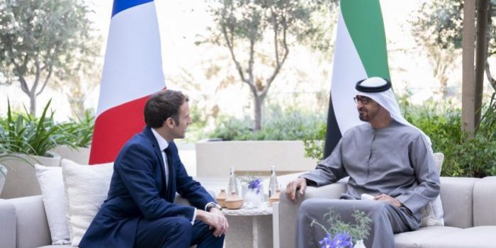 Pourquoi le déplacement d'Emmanuel Macron aux Émirats arabes unis témoigne de liens très étroits entre Paris et la monarchie pétrolière