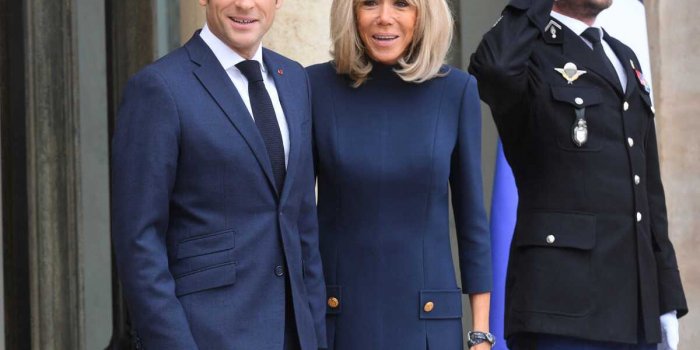 PHOTOS - Brigitte Macron, moderne et chic : elle dévoile ses jambes fuselées dans une robe bleu nuit