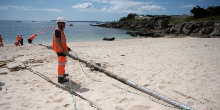 En Bretagne, les habitants de l'île de Groix connectés à la fibre : 