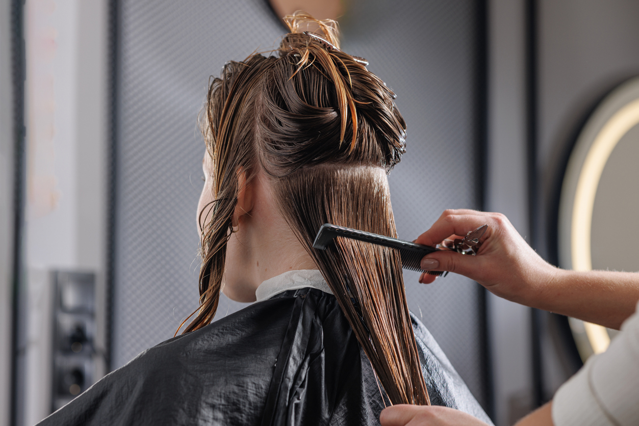 Crans-Montana : la solidarité dépasse les frontières, des dons de cheveux affluent de toute l’Europe