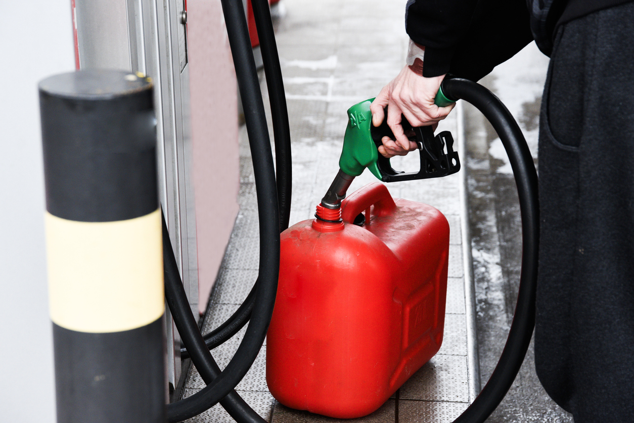 Prix du carburant : avez-vous le droit de remplir des jerricanes à la station-service ?