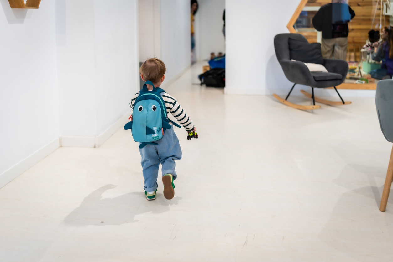 Un enfant de 3 ans sans surveillance s'enfuit de son école maternelle et parcourt 1 km