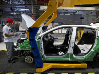 la ligne d'assemblage de leur nouveau modèle 208 dans l'usine de peugeot à porto real, 140 km au sud de rio de janeiro, brésil le 30 janvier 2013 afp photo christophe simon
