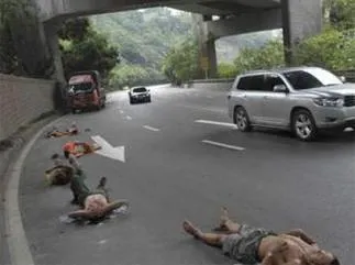 l'ancien ministre de l'intérieur français claude gueant arrive pour assister à un petit déjeuner rassemblant les membres de l'association les amis de nicolas sarkozy, le 9 octobre 2012 à paris afp photo lionel bonaventure