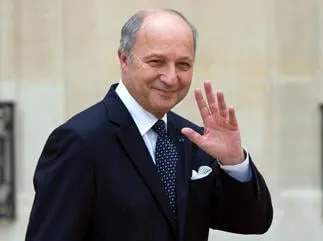 le ministre des affaires etrangères français laurent fabius salue alors qu'il quitte le palais présidentiel d'elysée après avoir assisté à la réunion hebdomadaire du cabinet à paris le 1er août 2012 afp photo bertrand langlois