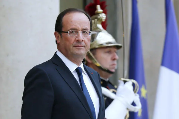 le président de la france, françois hollande, attend l'arrivée de l'ancien premier ministre libanais, saad hariri, avant une réunion au palais présidentiel d'elysée, le 12 septembre 2012 à paris.