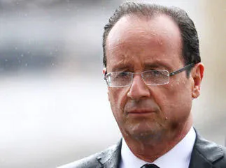 le nouveau président français françois hollande assiste sous la pluie à une cérémonie pour rendre hommage au soldat inconnu à l'arc de triomphe le 15 mai 2012 à paris, après la cérémonie d'investiture officielle afp photo martin bureau