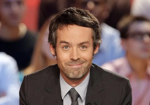 yann barthes, journaliste et animateur français, assiste à l'enregistrement du grand journal d'actualité sur la chaine de télévision canal + le 25 novembre 2009 à parisafp photo patrick kovarik afp patrick kovarik