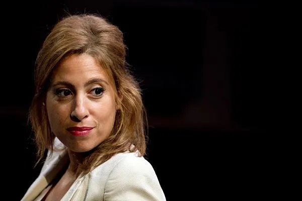 la journaliste de france inter lea salamé se penche lors d'une conférence de presse le 26 août 2015 à paris afp photo kenzo tribouillard afp kenzo tribouillard