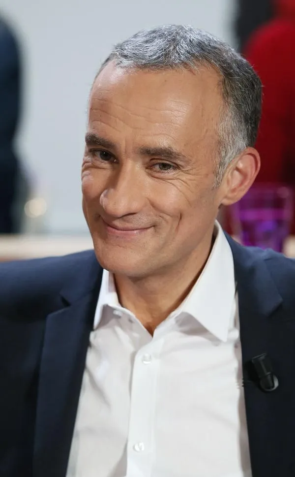 la journaliste française et présentatrice de nouvelles gilles bouleau pose devant l'émission littéraire française au champ de la nuit le 6 décembre 2012 dans le pré-saint-gervais afp photo patrick kovarik