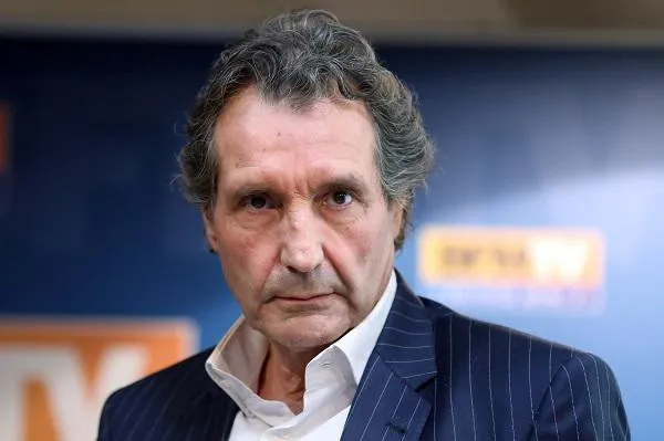 jean-jacques bourdin, animateur de télévision et journaliste français, se penche sur le programme de l'année 2013 2014 de la chaîne bfm tv french tv, le 28 août 2013, à paris.