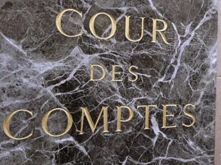 une photo prise le 2 juillet 2012, montre la plaque à l'entrée de la cour des comptes à paris afp photo kenzo tribouillard