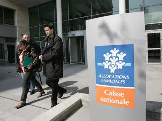 des personnes quittent le siège parisien de la caisse nationale des allocations familiales (cnaf), le 27 mars 2007 afp photo jack guez