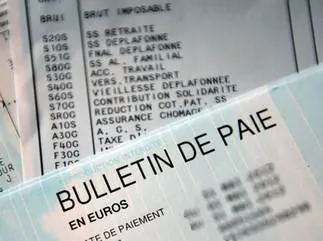 photo prise le 22 juin 2012 à lille de bulletins de paie matignon a évoqué, ce jour auprès de l'afp une hausse raisonnable du smic, sans confirmer ni infirmer un coup de pouce de 2 mentionné par les echos afp photo philippe huguen