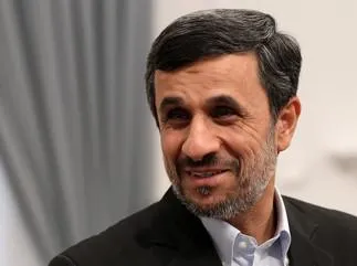 le président iranien mahmoud ahmadinejad sourit lors d'une rencontre avec nechirvan barzani, premier ministre du gouvernement régional irakien du kurdistan (non vu) à téhéran le 12 novembre 2012 afp photo atta kenare