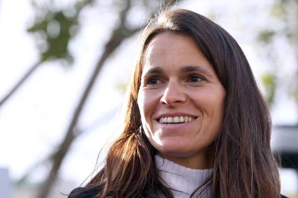 ministre de la culture française aurélie filippetti visite photoquai, une exposition de la photographie le 16 septembre, 2013 au musée du quai branly à paris kenzo tribouillard photo afp