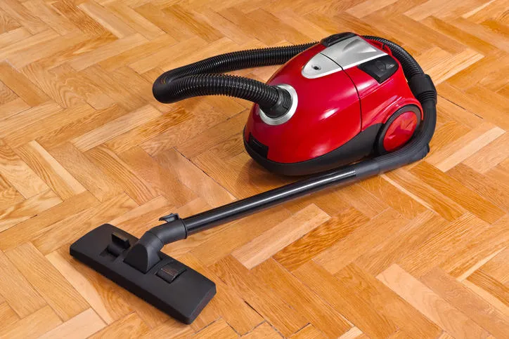 aspirateur sur parquet - technologie ménagère