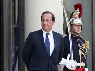 le président français attend l'francois hollande émir du qatar, cheikh hamad ben khalifa al-thani, avant une réunion sur les crises au syrian palais de l'elysée à paris, le 22 août, 2012 kenzo tribouillard photo afp