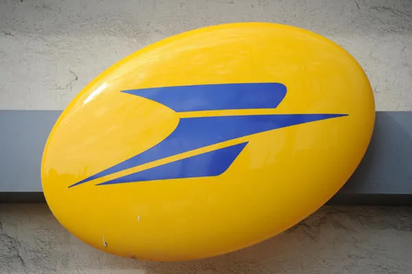 une photo prise le 27 mars 2013 montre le logo du service postal la poste dans un bureau au centre de la ville de montpellier au sud afp photo pascal guyot
