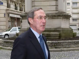 l'ancien ministre de l'intérieur français claude gueant arrive pour assister à un petit déjeuner rassemblant les membres de l'association les amis de nicolas sarkozy, le 9 octobre 2012 à paris afp photo lionel bonaventure