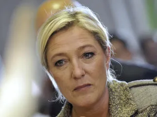 le président du parti national d'extrême-droite français (fn) marine le pen visite le salon de l'élevage à cournon, centre de la france, le 4 octobre 2012 afp photo thierry zoccolan