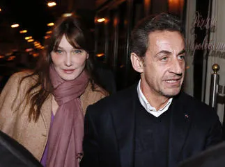 l'ancien président français nicolas sarkozy arrive au restaurant rebelatto avec sa femme carla bruni sarkozy pour un dîner en famille et fêtera ses 58 ans, le 28 janvier 2013 afp photo kenzo tribouillard