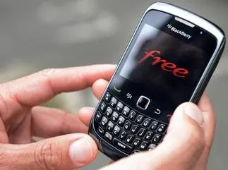 une personne tient un téléphone portable connecté à un opérateur télécom français et un fournisseur de services internet gratuit mobile, le 20 juillet 2012 dans la ville française de rennes afp photo damien meyer