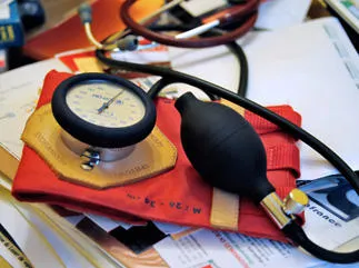 une photo en gros plan montre un tensiomètre le 25 septembre 2012 à godewaersvelde, dans le nord de la france, lors d'un examen médical afp photo philippe huguen