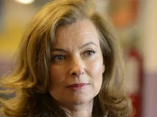 première dame française valerie trierweiler parle avec des élèves dans une salle de classe lors de sa visite à l'école française de chicago, illinois le 21 mai 2012 afp photo eric feferberg
