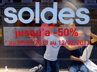 les gens ont installé une vitrine à la veille du début des soldes d'hiver à marseille le 8 janvier 2013 afp photo boris horvat