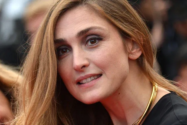 l'actrice française julie gayet arrive pour la projection du film saint-laurent à la 67ème édition du festival du film cannes à cannes, sud de la france, le 17 mai 2014 afp photo alberto pizzoli