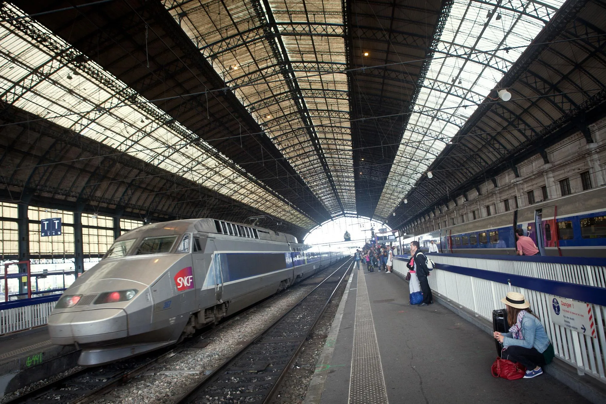 les passagers attendent sur une plate-forme alors qu'un train à grande vitesse tgv arrive à la gare de saint-jean à bordeaux, le 9 juillet