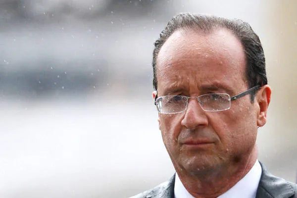 le nouveau président français françois hollande assiste sous la pluie à une cérémonie pour rendre hommage au soldat inconnu à l'arc de triomphe le 15 mai 2012 à paris, après la cérémonie d'investiture officielle afp photo martin bureau