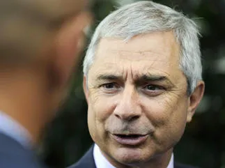 claude bartolone, président socialiste de l'assemblée nationale française, s'entretient avec des personnes lors du congrès europe ecology les verts (eelv) le 18 septembre 2012 à nantes, ouest de la france afp photo jean-sebastien evrard