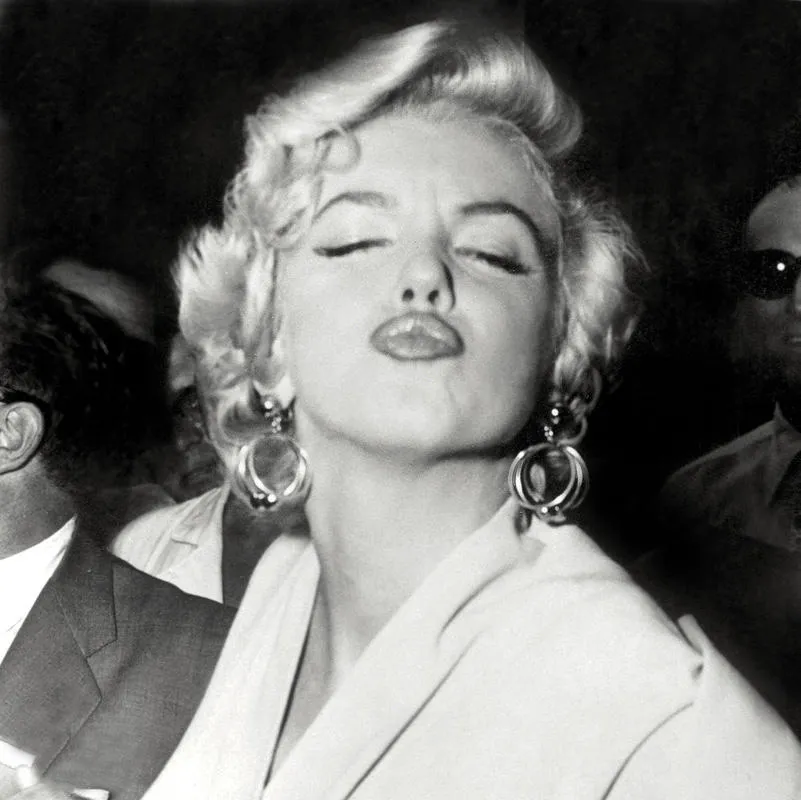 l'actrice américaine marilyn monroe pose devant les photographes, exécutant une grimace fort gracieuse, le 13 septembre 1954 à son arrivée à new york, où la vedette n'est pas venue depuis trois ans   afp photo   afp photo