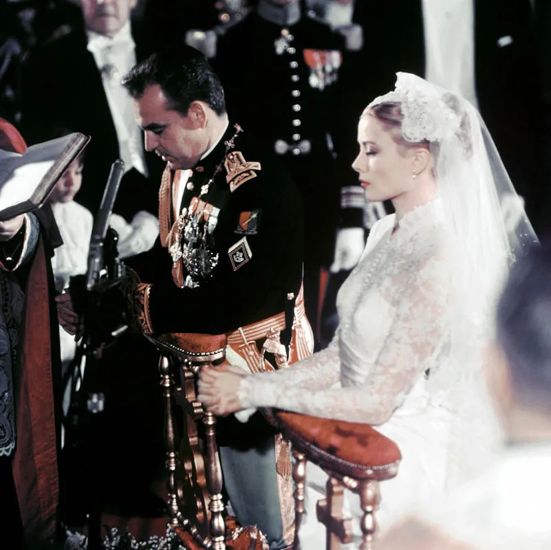 une photo prise le 19 avril 1956 nous montre l'actrice grace kelly et le prince rainier de monaco lors de leur mariage à monaco afp photo afp photo