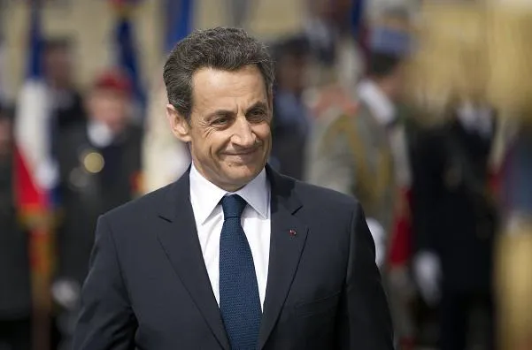 le président sortant de la france, nicolas sarkozy, participe à une cérémonie marquant le 67ème anniversaire de la victoire des alliés sur l'allemagne nazie au cours de la seconde guerre mondiale, le 8 mai 2012 à l'arc de triomphe à paris.