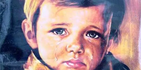 amis s'amuser et boire des cocktails en plein air sur un toit se rassembler groupe d'amis sortir et faire griller des boissons en plein air se concentrer sur les verres