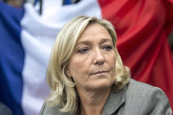 le président du parti national français d'extrême-droite marine le pen (c) participe à l'inauguration d'une vente de trottoirs à henin-beaumont, dans le nord de la france, le 14 septembre 2014 afp photo philippe huguen